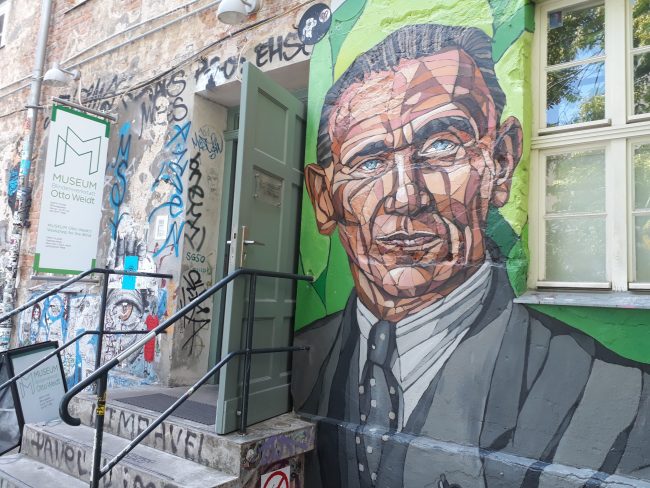 Otto Weidt, der während des 2. Weltkrieges blinde und gehörlose Jüdinnen und Juden beschätigte und beschützte.