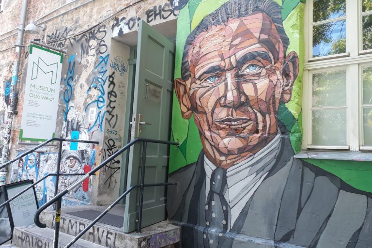 Otto Weidt, der während des 2. Weltkrieges blinde und gehörlose Jüdinnen und Juden beschätigte und beschützte.