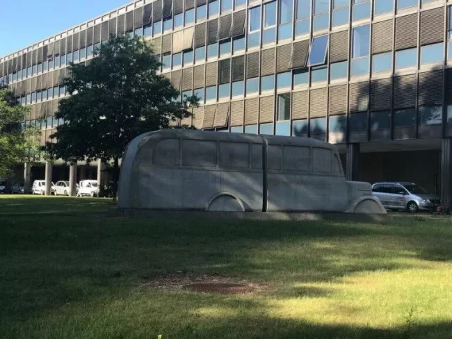 Das Denkmal der „Grauen Busse“, im Hintergrund die LVR-Hauptverwaltung, Bild: Uli Kievernagel