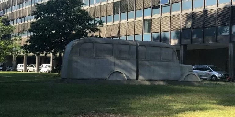 Das Denkmal der „Grauen Busse“, im Hintergrund die LVR-Hauptverwaltung, Bild: Uli Kievernagel