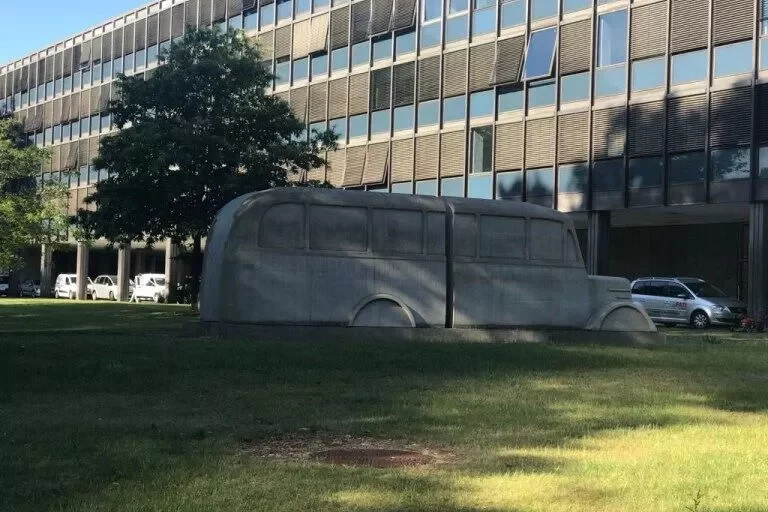 Das Denkmal der „Grauen Busse“, im Hintergrund die LVR-Hauptverwaltung, Bild: Uli Kievernagel